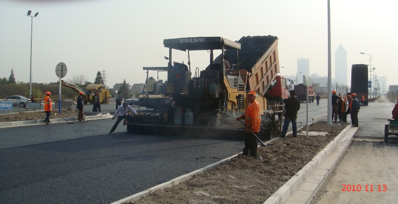 1705298144193419.jpg c0bcbc66b99ca14260f321c82662b886_B4%EF%BC%88%E5%8C%97%E2%86%92%E5%8D%97%EF%BC%89%E5%B2%A9%E6%B2%A5%E9%9D%92%E6%B7%B7%E5%90%88%E6%96%99%E4%B8%8A%E5%B1%82%E9%93%BA%E8%AE%BE%E4%B8%AD-b.jpg